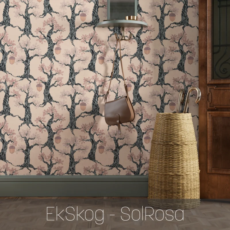 Tapet i non-woven med unik mönsterdesign av EkSkog i färgen SolRosa från NORDRÅ Sweden. Svensk inredning och presenter.