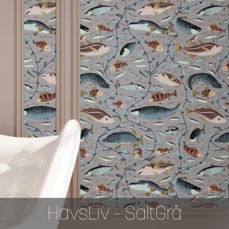 Tapet i non-woven med unik mönsterdesign av HavsLiv i färgen SaltGrå från NORDRÅ Sweden. Svensk inredning och presenter.