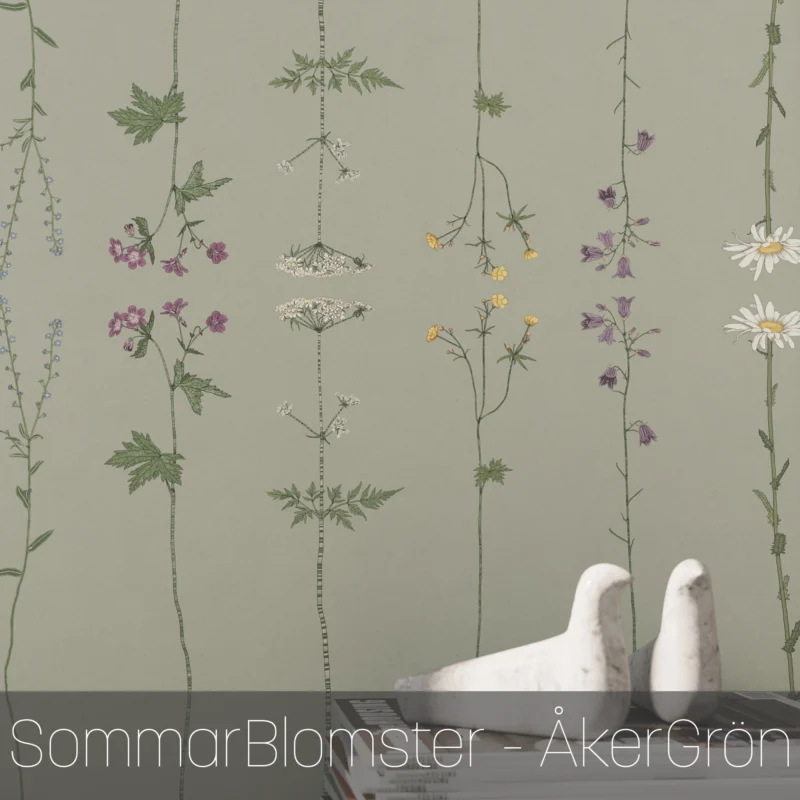 Tapet i non-woven med unik mönsterdesign av SommarBlomster i färgen ÅkerGrön från NORDRÅ Sweden. Svensk inredning och presenter.
