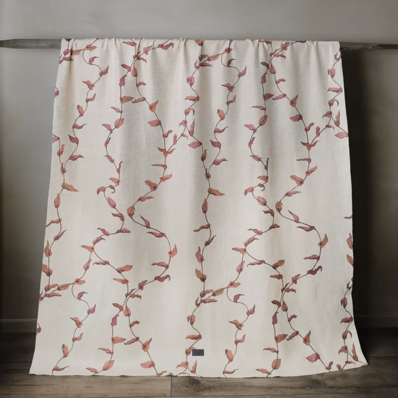 Bordsduk i linne med unik mönsterdesign SjöÄng i färgen RostRosa från NORDRÅ Sweden. Svensk inredning och presenter C-001-004.