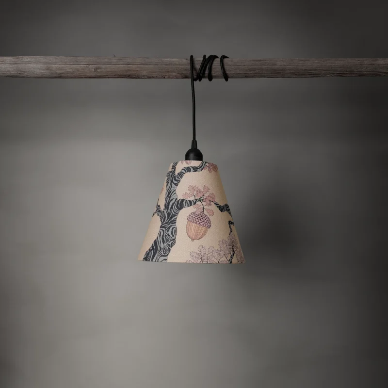 Lampskärm i linneblandning med ett mönster av ekskog, tillverkad av NORDRÅ Sweden som säljer presenter och inredning.