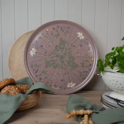 Rosa bricka med blommor som unik mönsterdesign från NORDRÅ Sweden som säljer presenter och inredning.
