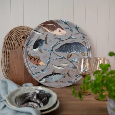 Grå bricka med fiskar med unik mönsterdesign från NORDRÅ Sweden som säljer presenter och inredning.