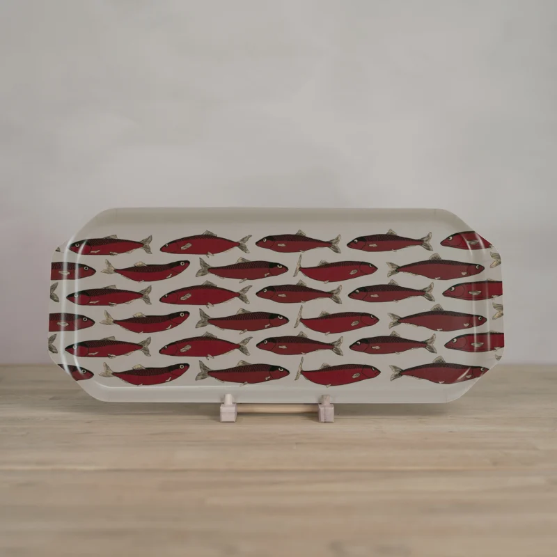 Beige bricka med röda fiskar med unik mönsterdesign från NORDRÅ Sweden som säljer presenter och inredning.