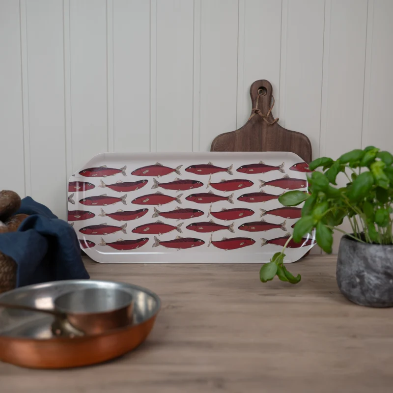 Beige bricka med röda fiskar med unik mönsterdesign från NORDRÅ Sweden som säljer presenter och inredning.