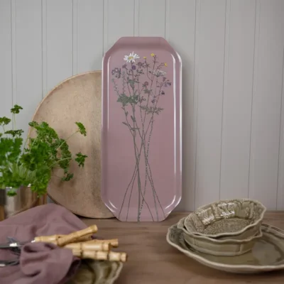 Rosa bricka med blommor som unik mönsterdesign från NORDRÅ Sweden som säljer presenter och inredning.
