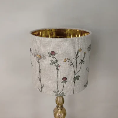 Lampskärm i 100 % linne med ett mönster av blommor, tillverkad av NORDRÅ Sweden som säljer presenter och inredning.