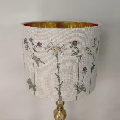 Lampskärm i 100 % linne med ett mönster av blommor, tillverkad av NORDRÅ Sweden som säljer presenter och inredning.