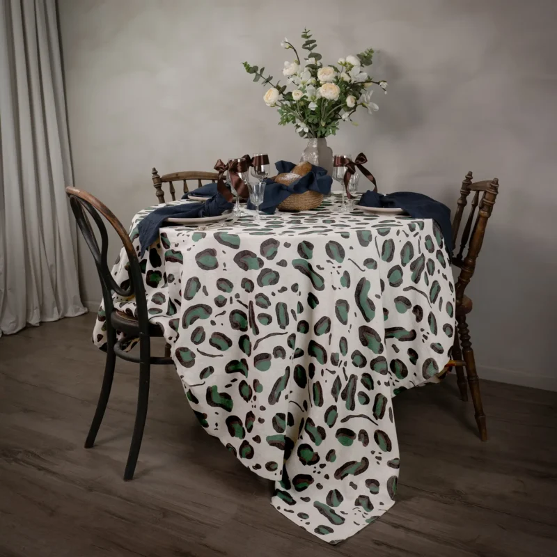 Beige och grön bordsduk i 100 % linne med leopardmönster från lodjur, tillverkad av NORDRÅ Sweden som säljer presenter och inredning.
