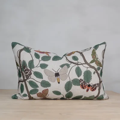 Beige och grön kudde i 100 % linne med fjärilsmönster, tillverkad av NORDRÅ Sweden som säljer presenter och inredning