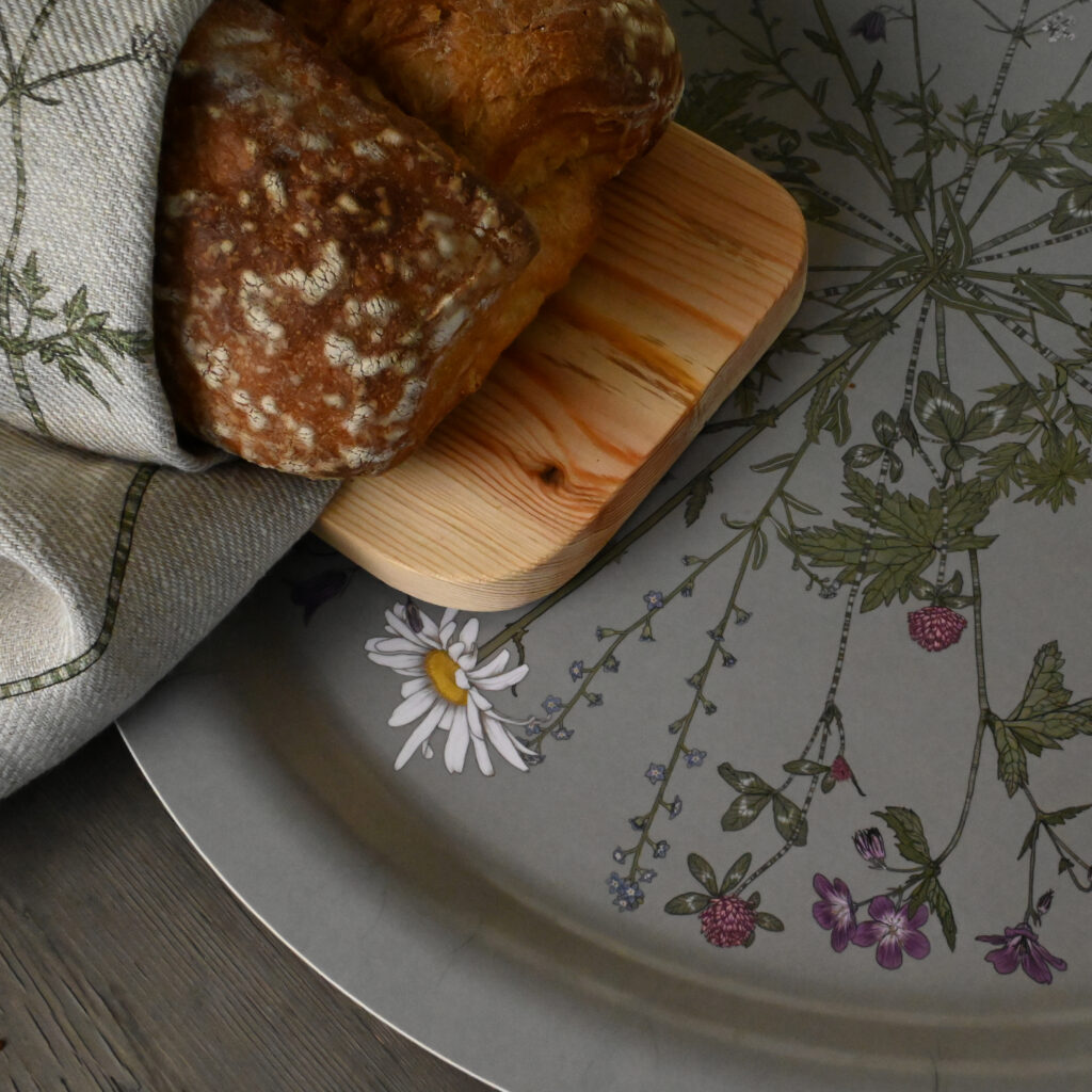 Grön bricka med blommor som unik mönsterdesign från NORDRÅ Sweden som säljer presenter och inredning.