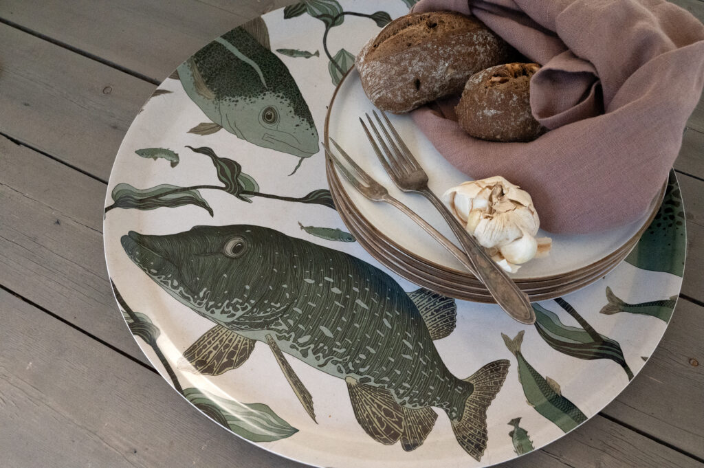 Grön och beige bricka med fiskar som unik mönsterdesign från NORDRÅ Sweden som säljer presenter och inredning.