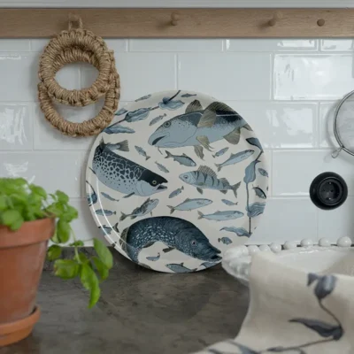 Bricka med blå fiskar med unik mönsterdesign från NORDRÅ Sweden som säljer presenter och inredning.