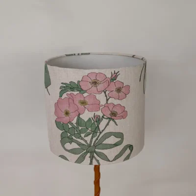 Beige och rosa lampskärm i 100 % linne med ett mönster av blommor, tillverkad av NORDRÅ Sweden som säljer presenter och inredning.