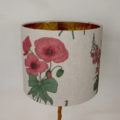Beige och rosa lampskärm i 100 % linne med ett mönster av blommor, tillverkad av NORDRÅ Sweden som säljer presenter och inredning.