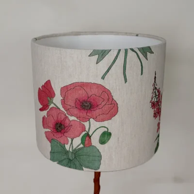 Beige och rosa lampskärm i 100 % linne med ett mönster av blommor, tillverkad av NORDRÅ Sweden som säljer presenter och inredning.