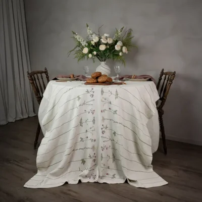 Bordsduk i linne med unik mönsterdesign SommarBlomster i färgen LinKalk från NORDRÅ Sweden. Svensk inredning och presenter C-001-008