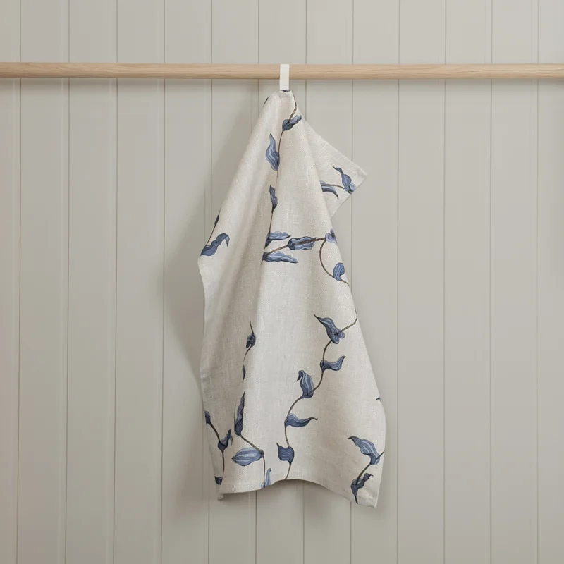 Beige och blå kökshandduk i 100 % linne med sjögräs som mönster, tillverkad av NORDRÅ Sweden som säljer presenter och inredning.