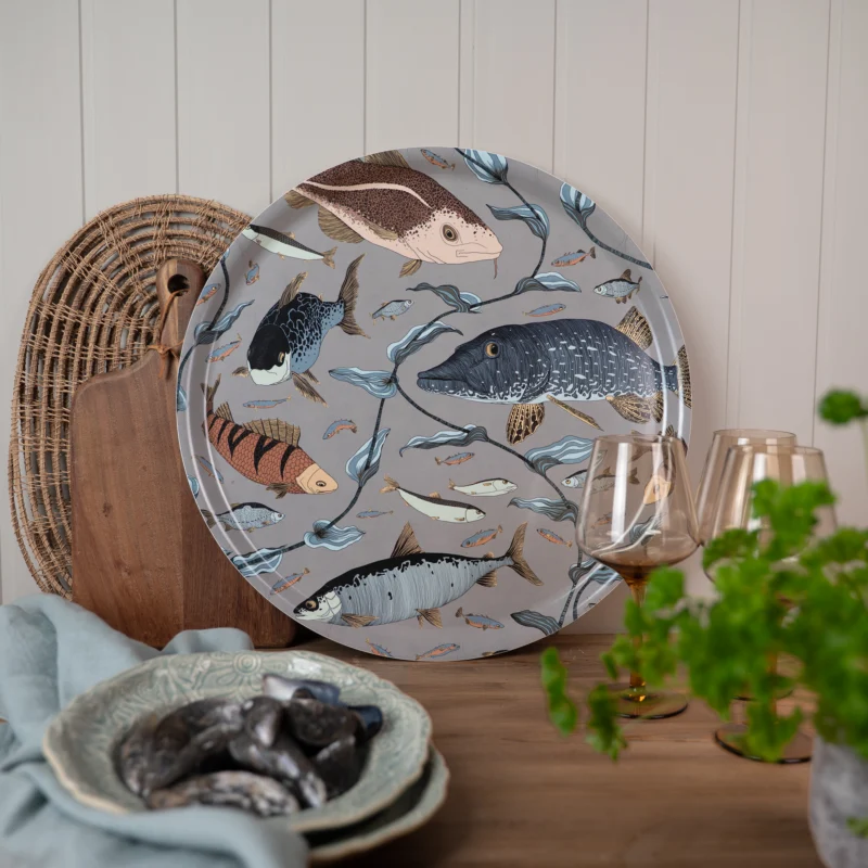 Grå bricka med fiskar med unik mönsterdesign från NORDRÅ Sweden som säljer presenter och inredning.