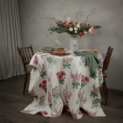 rosa och beige bordsduk i linne med blombuketter som mönster, tillverkad av NORDRÅ Sweden som säljer presenter och inredning.nordra-sweden-bordsduk-blombukett-lövgrön-dukning